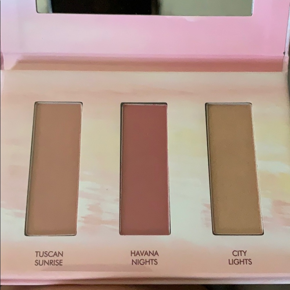 Blush and highlighter palette